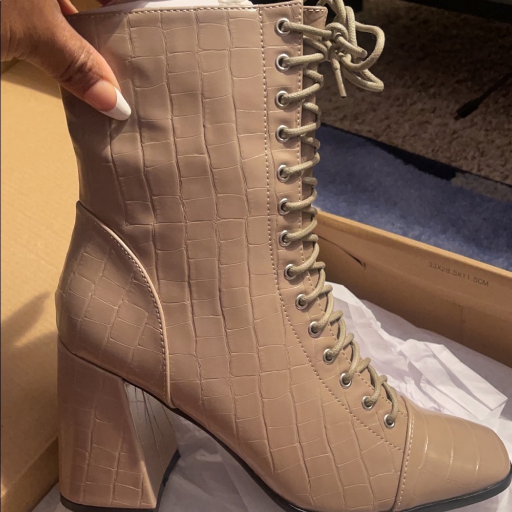 Brand new in box boohoo cute boots woman’s 8 real cute 🥰